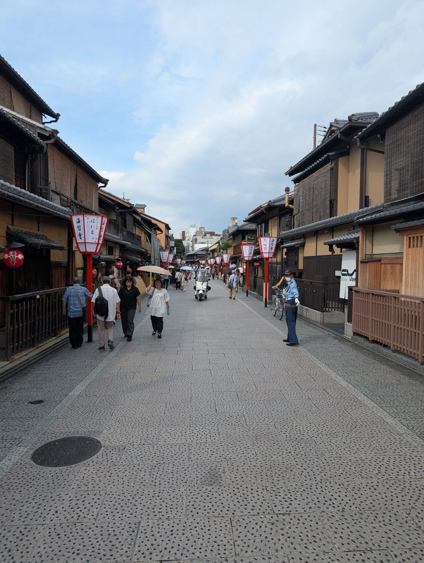 Hanamikoji Street in Gion, Kyoto, lined with traditional wooden townhouses and red lanterns