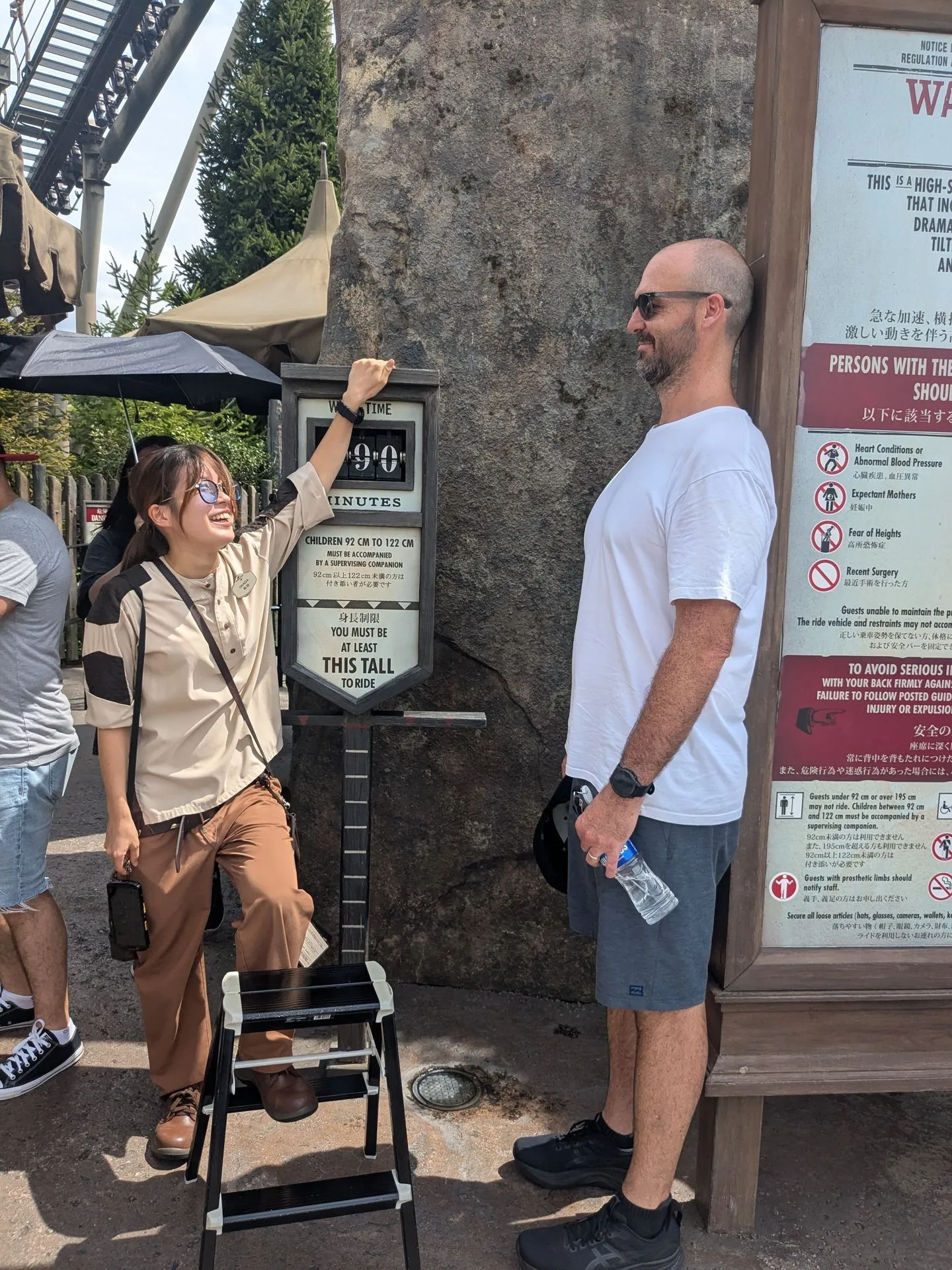 A ride wait time sign at Universal Studios Japan showing the current queue length
