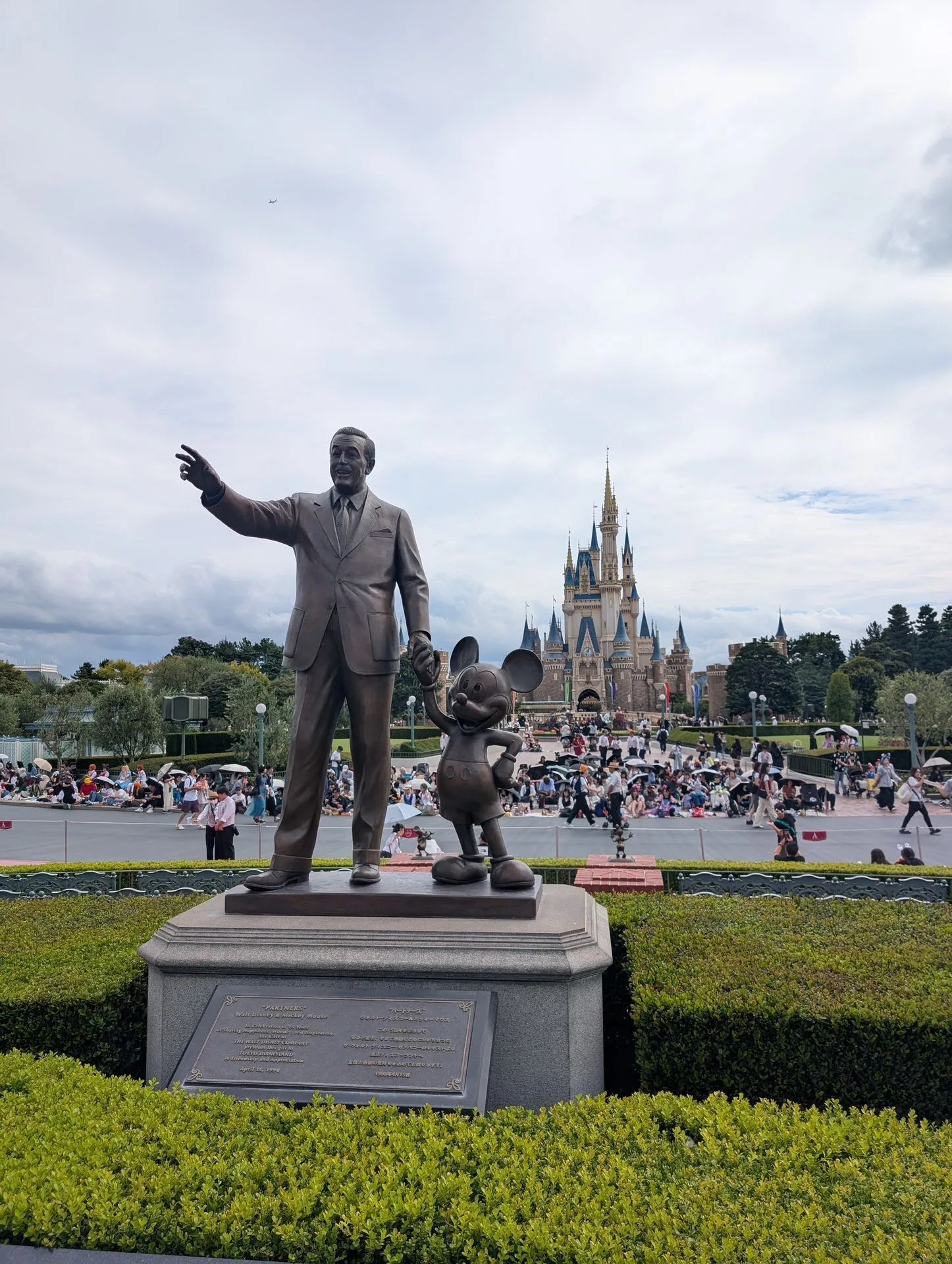 The Partners statue of Walt Disney and Mickey Mouse in front of Cinderella Castle